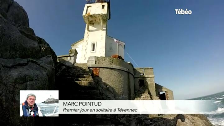 Pour ce premier épisode, faites un tour extérieur du phare de Tévennec et profitez de la vue depuis le rocher par un vent de force 7. 