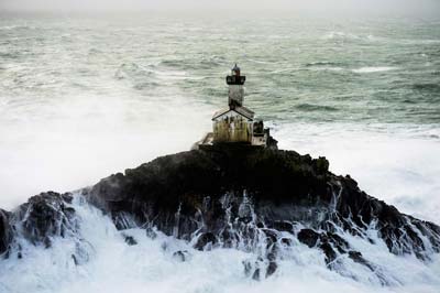 Le phare de Tévennec dans la tempête