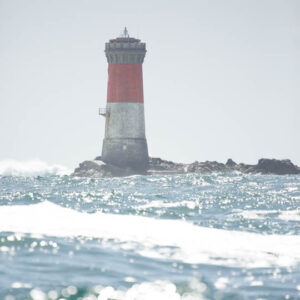 Le phare des Pierres Noires sans sa coupole - Service de Veille SNPB En mai 2018, la coupole du phare des Pierres Noires, au large de la pointe de Saint Matthieu à été rénové La lentille de Fresnel a également été remplacée par un feu à led de 36 watts. Plus d'informations sur 